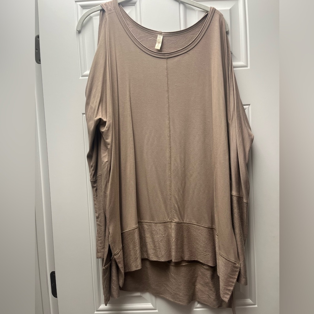 Women’s small oversized tan top